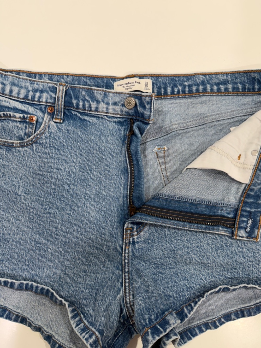 Abercrombie & Fitch Denim The Mom Short High Rise Shorts in size 33